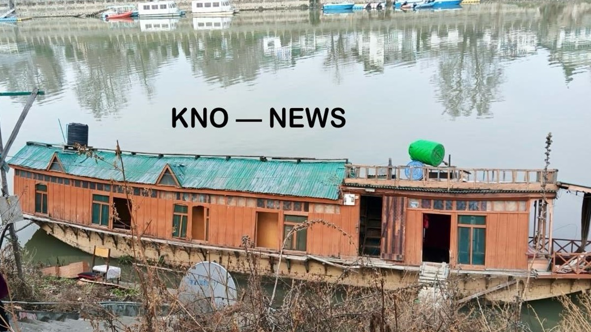 Houseboat sinks in Jhelum in Rajbagh suffers damage