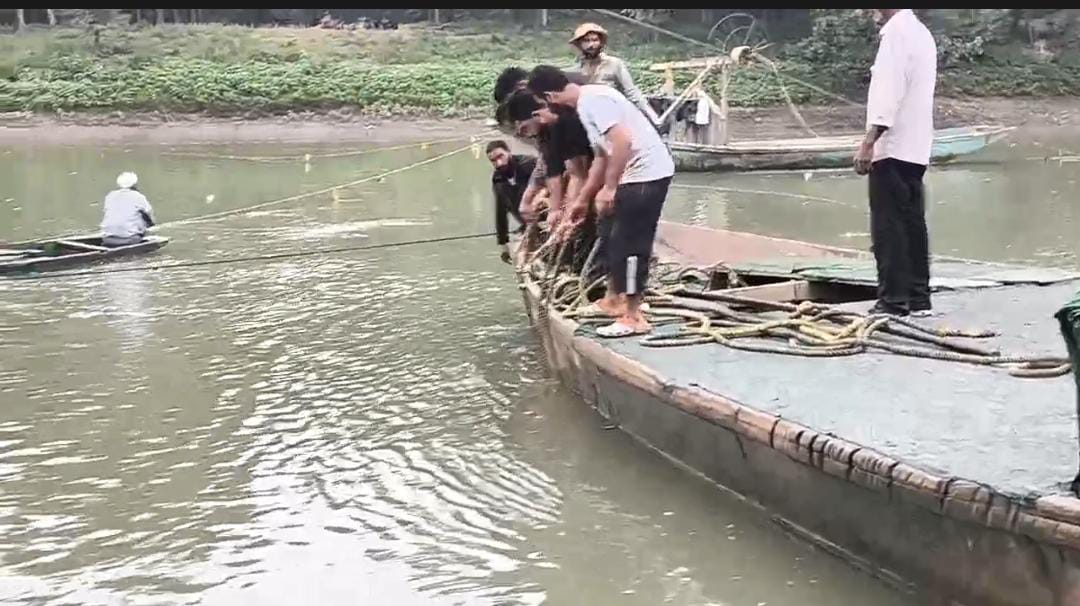 Boat Capsizes in Jhelum at Pampore; One Sand Digger Dies, Two Rescued
