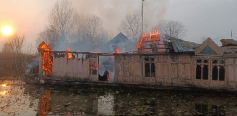 Houseboat Damaged in Fire Incident in Dal Lake || Press Exclusive || pressexclusive.in