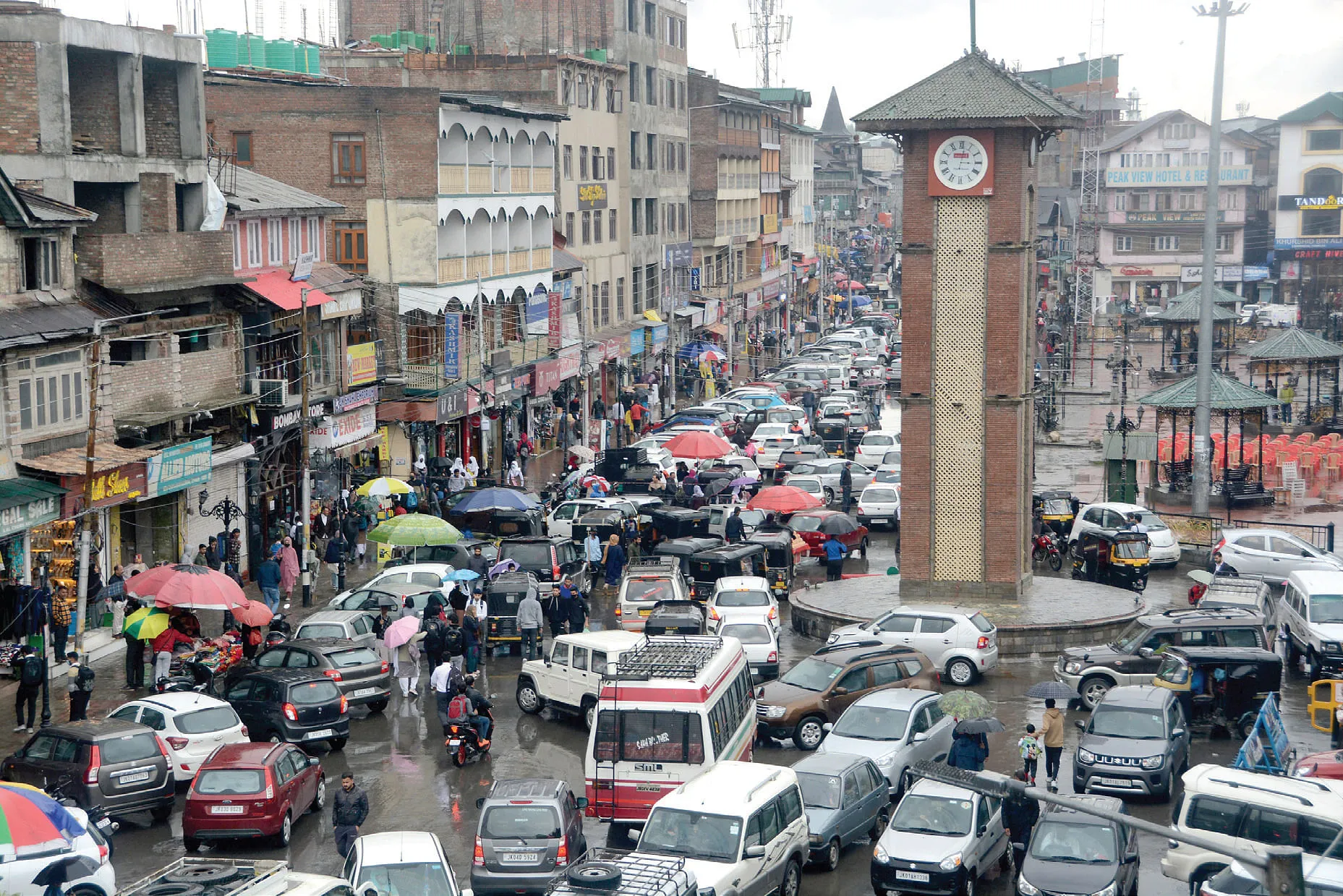 Roads Not for Business: SSP Traffic Warns Car Dealers in Srinagar, Asks Lal Chowk Shopkeepers to Stop Parking Their Cars Outside Shops