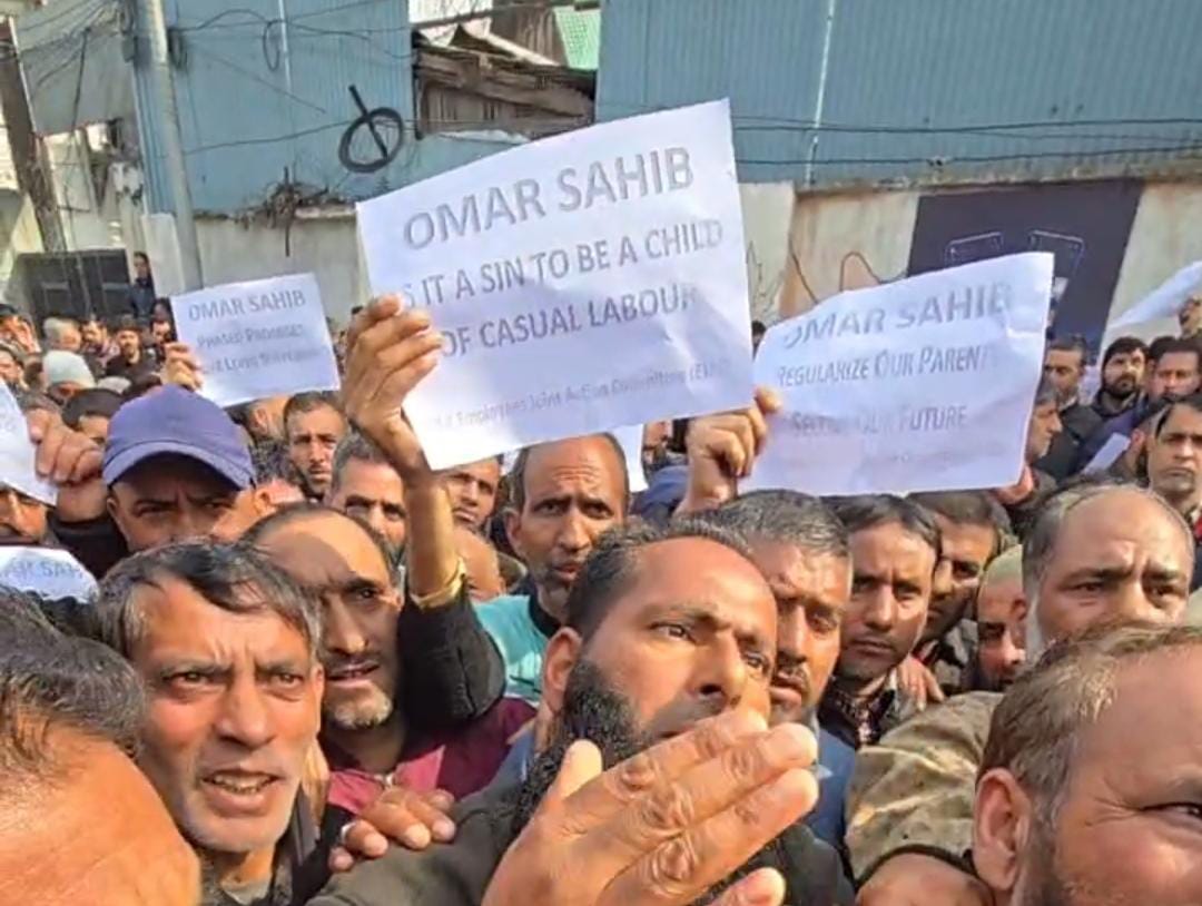 Daily Wagers Stopped Near Radio Kashmir During March Towards NC Headquarters
