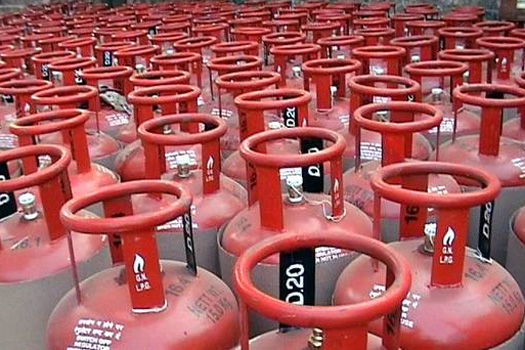 Free LPG Plan Scaled Down: Govt Announces 6 Cylinders for AAY Families, Ration Scheme Rolled Out