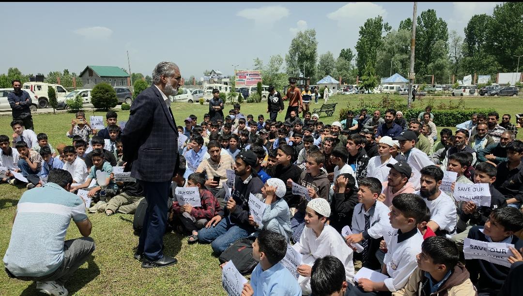 Students Protest Closure of Siraj-ul-Aloom Institute in Shopian